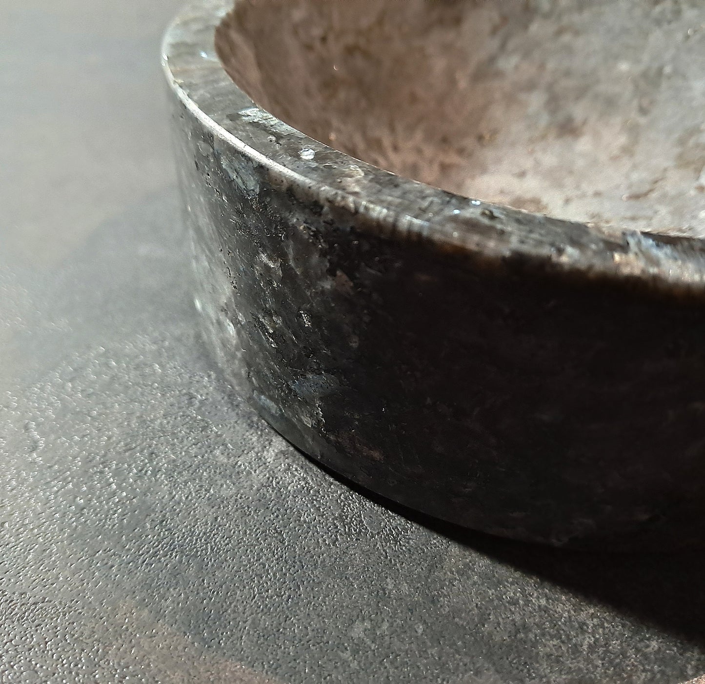 Shadow Ember - Granit Aschenbecher (Unikat)