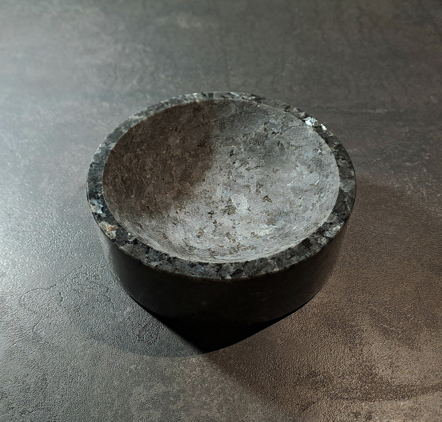 Shadow Ember - Granit Aschenbecher (Unikat)