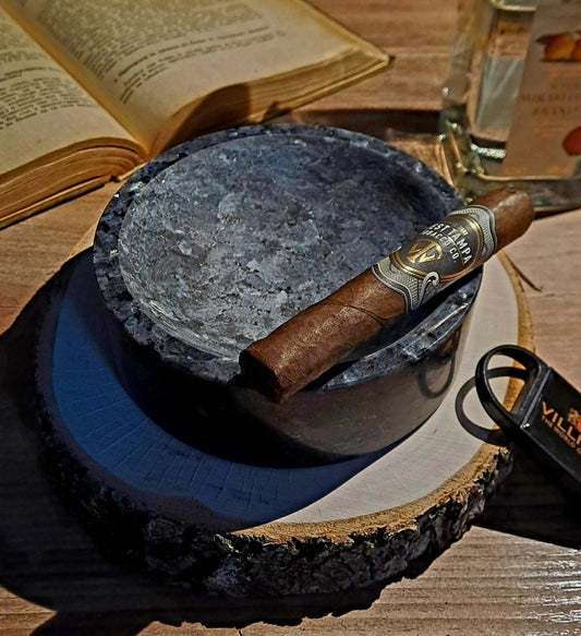 Shadow Ember - Granit Aschenbecher (Unikat)